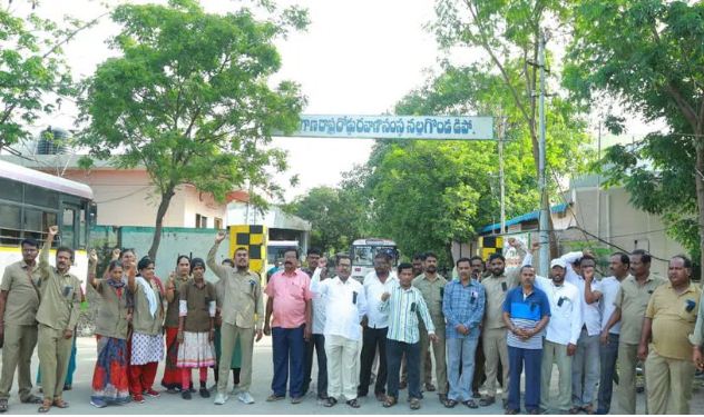 తెలంగాణ గవర్నర్ కు వ్యతిరేకంగా ఆర్టీసీ కార్మికుల నిరసన‌ – ఆగిన‌ బస్సులు