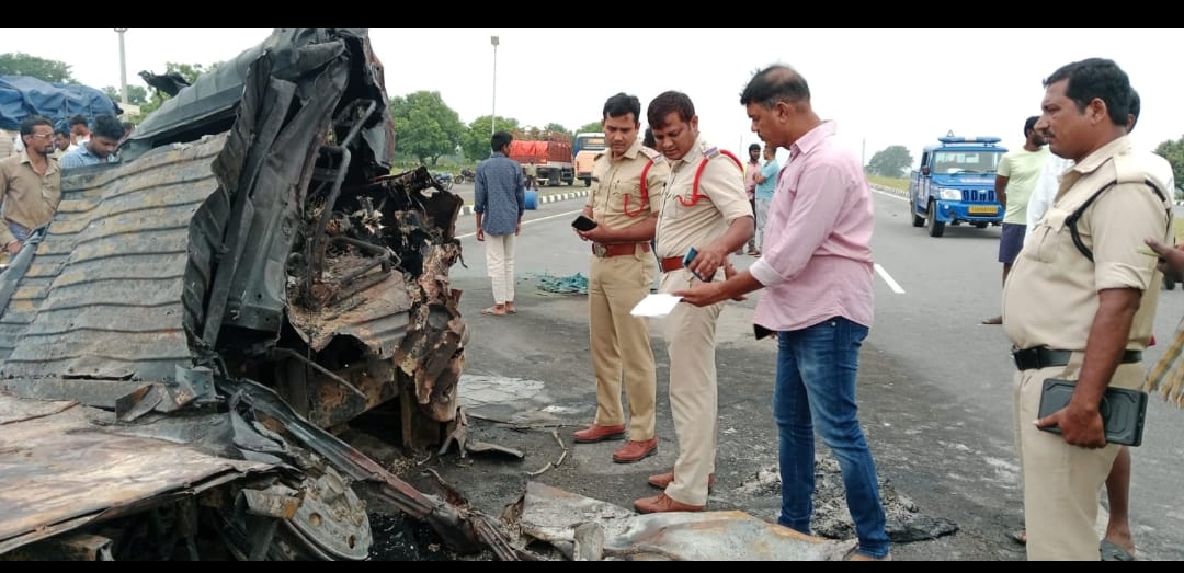 కెమికల్ లారి దగ్ధం…లారి క్లీనర్ మృతి,డ్రైవర్ కి గాయాలు